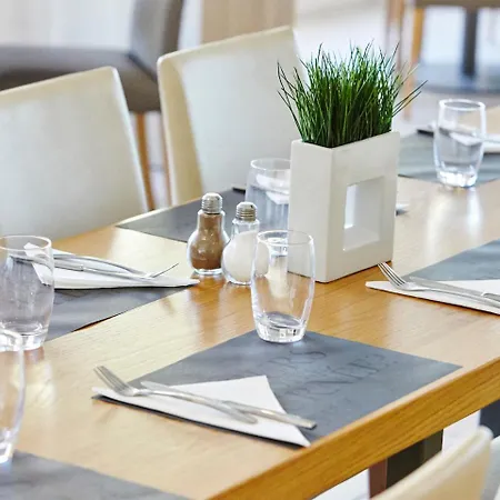Kyriad - La Croix Verte Hotel 3*